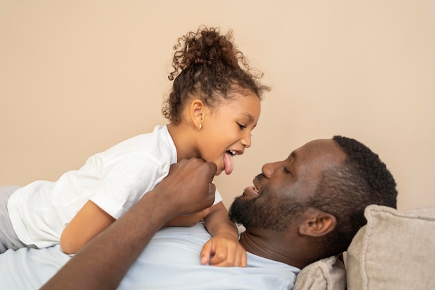 Foto grátis pai e filha se divertindo