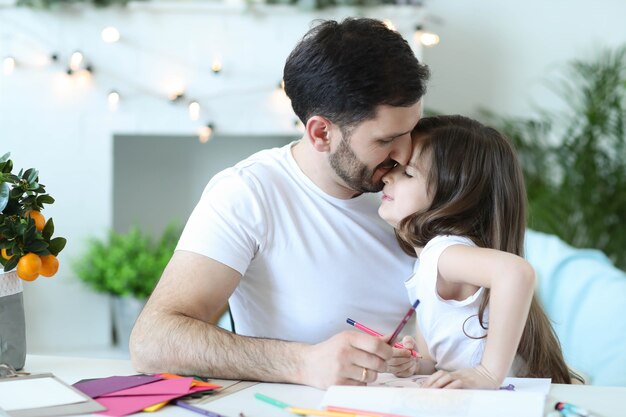 Pai e filha tomando café da manhã na cozinha