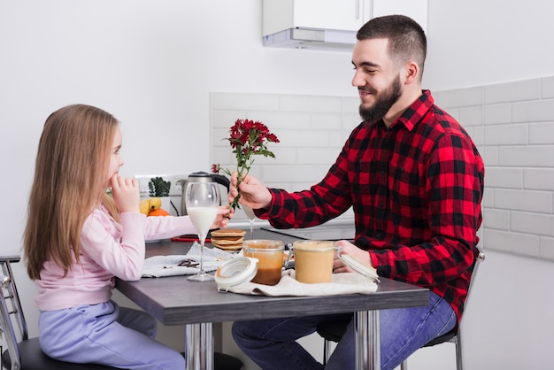 Pai e filha tomando café da manhã no dia dos pais