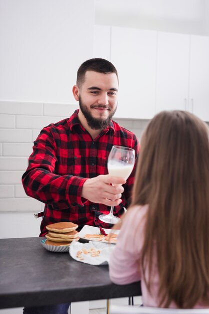 Pai e filha tomando café da manhã no dia dos pais