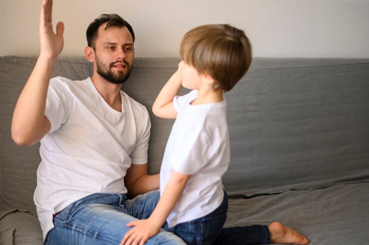 Foto grátis pai e filho a darem cinco.