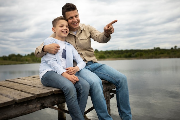 Pai e filho ao ar livre em tiro médio