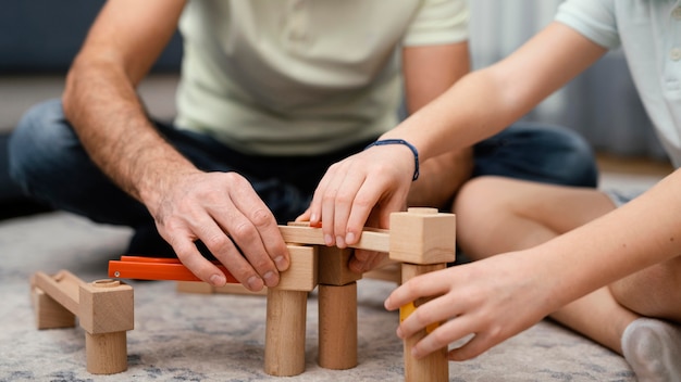 Pai e filho brincando com brinquedos, vista frontal