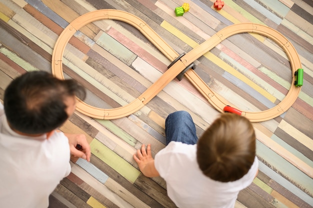 Foto grátis pai e filho brincando com brinquedos