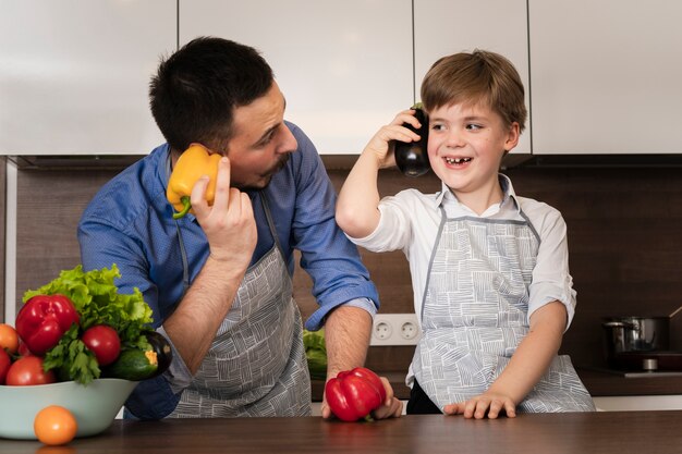 Pai e filho brincando com legumes