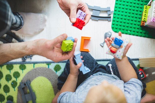 Pai e filho brincando com peças coloridas