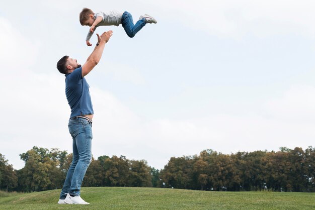 Pai e filho brincando de cópia de espaço