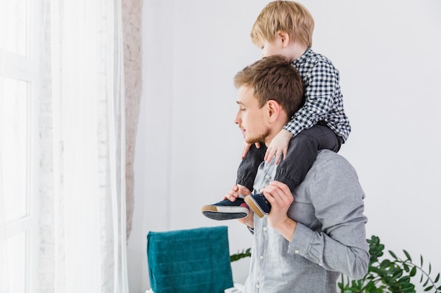 Foto grátis pai e filho brincando juntos no dia dos pais