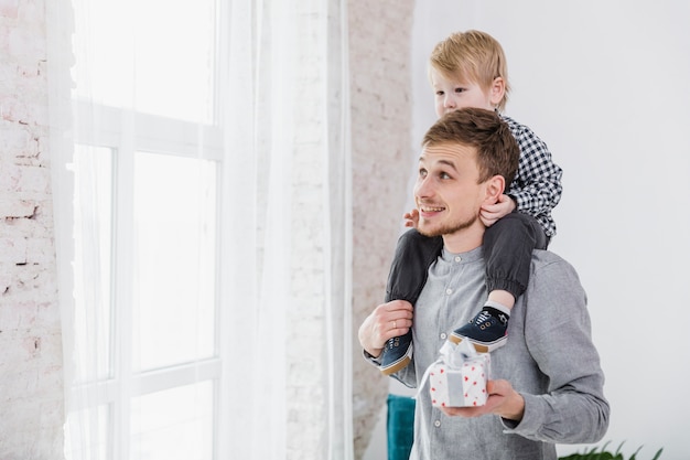 Pai e filho brincando juntos no dia dos pais