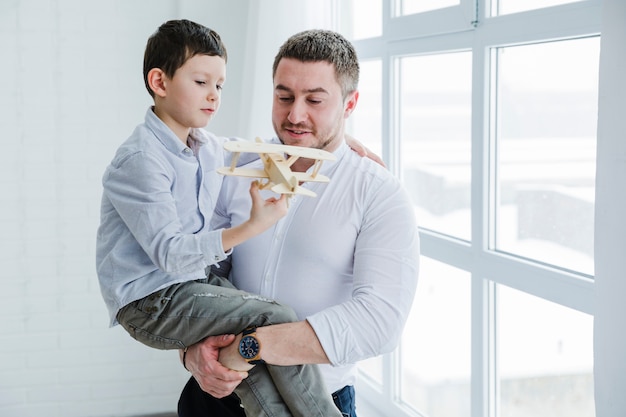 Foto grátis pai e filho brincando juntos no dia dos pais