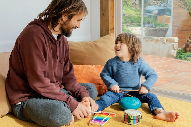 Foto grátis pai e filho brincando juntos