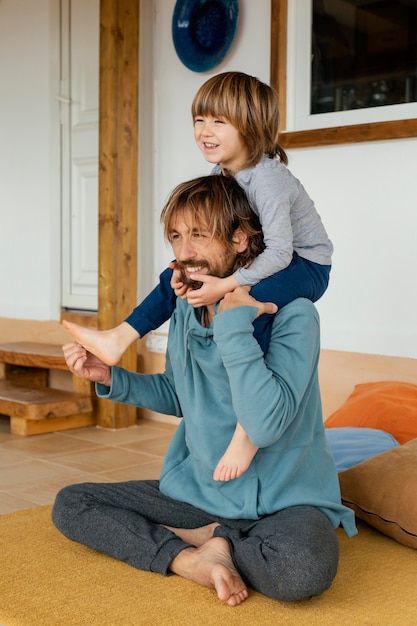 Pai e filho brincando juntos