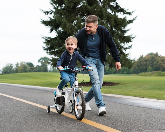 Pai e filho brincando na visão de longo prazo do parque