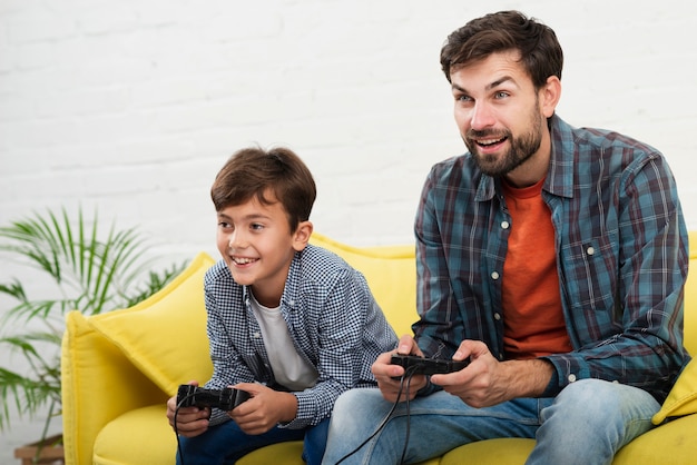 Pai e filho brincando no console