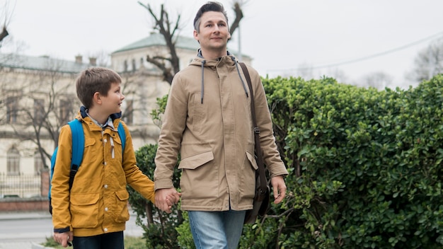 Pai e filho caminhando juntos ao ar livre