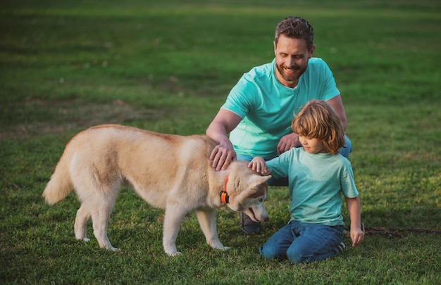 Pai e filho com cachorro de estimação ao ar livre