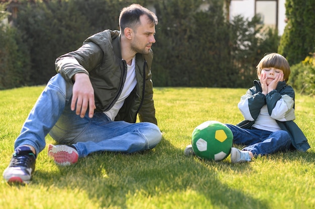 Pai e filho com futebol