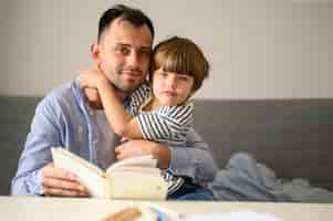 Foto grátis pai e filho com livro