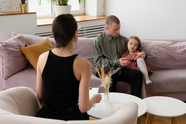 Foto grátis pai e filho conversando com psicólogo