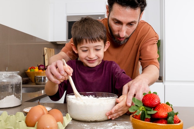 Pai e filho cozinhando juntos