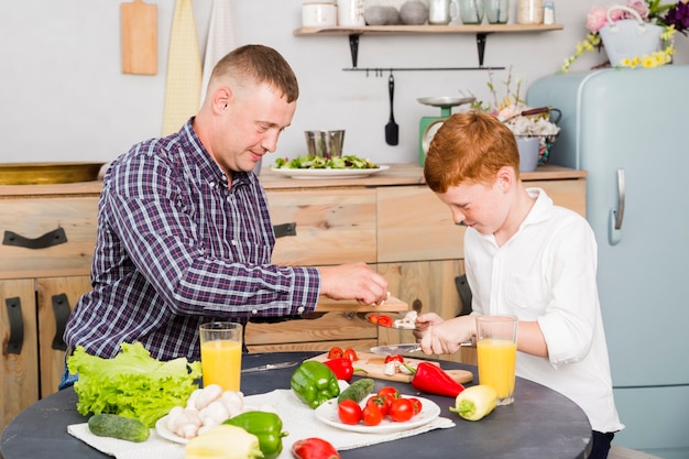 Foto grátis pai e filho cozinhar juntos