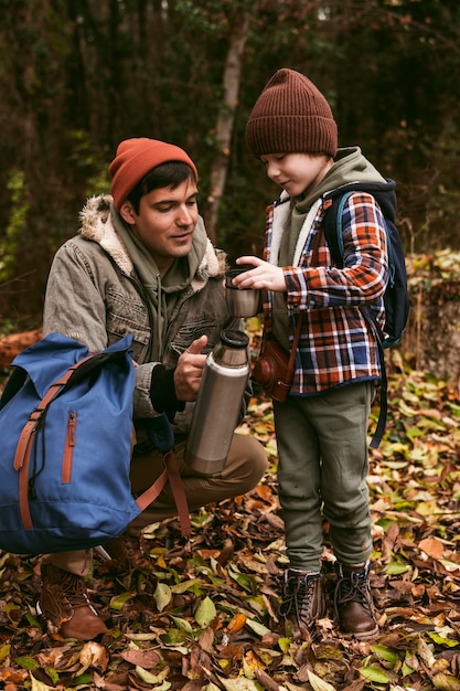 Pai e filho curtindo o tempo juntos ao ar livre na natureza