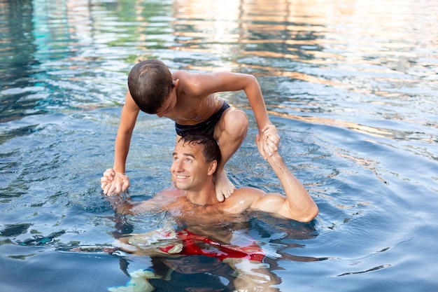 Pai e filho curtindo um dia na piscina juntos