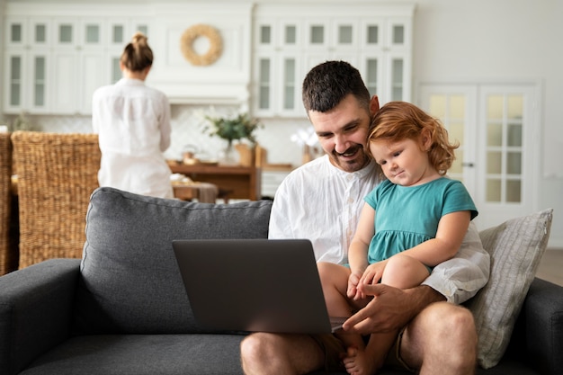 Pai e filho de tiro médio com laptop