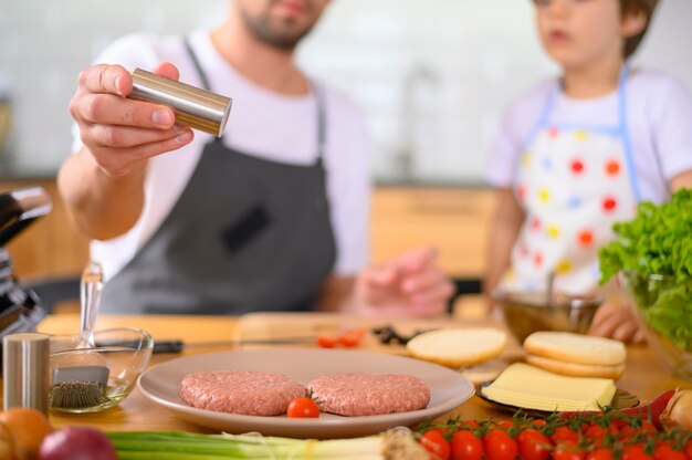 Pai e filho e ingredientes de hambúrguer