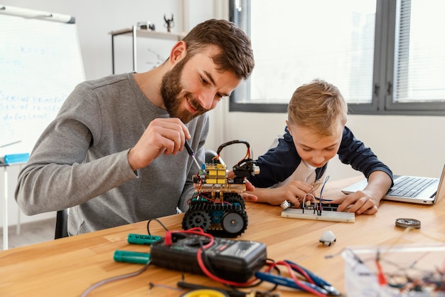 Pai e filho fazendo robô