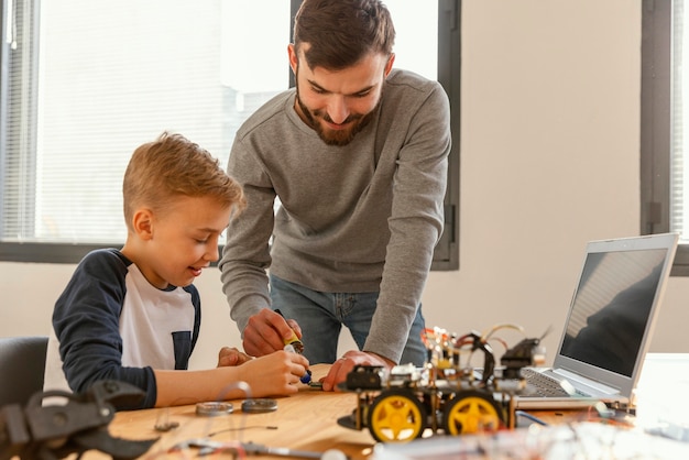 Pai e filho fazendo robô