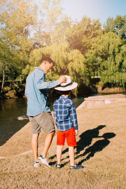 Foto grátis pai e filho juntos ao ar livre