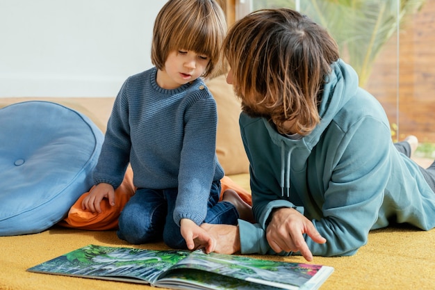 Pai e filho lendo um livro