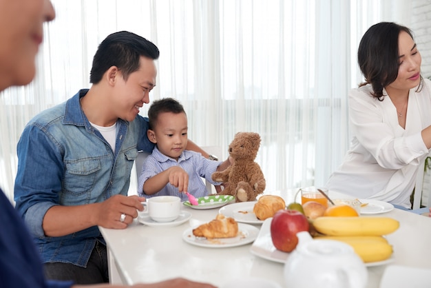 Pai e filho no café da manhã com a família