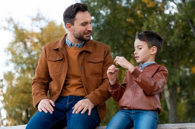 Pai e filho passando um tempo juntos