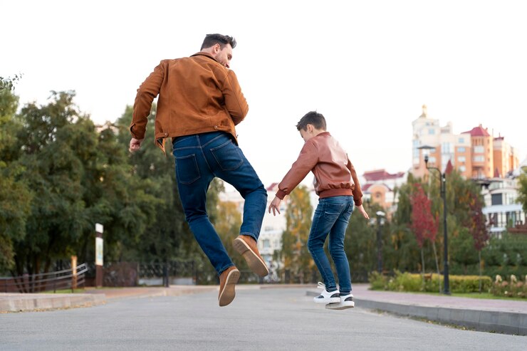 Foto grátis pai e filho passando um tempo juntos