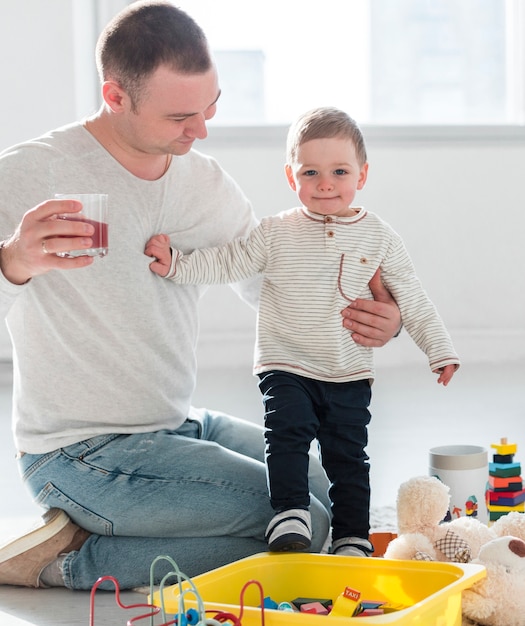 Pai e filho posando em casa