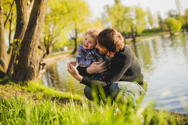 Pai e filho rindo no parque