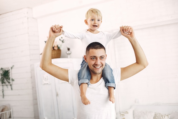 Pai e filho se divertem em casa