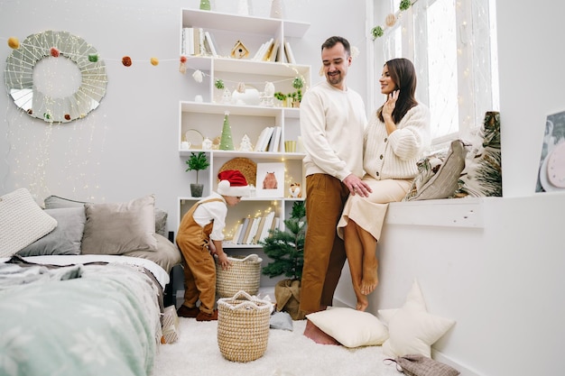 Pai e filho se divertindo e brincando juntos dentro de casa na época do Natal