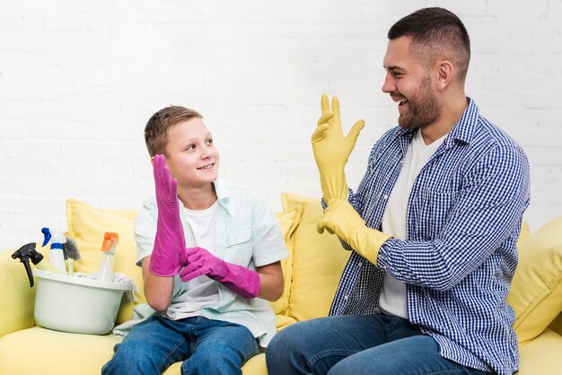 Pai e filho se preparando para limpar a casa