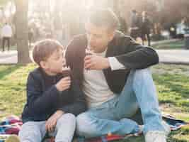 Foto grátis pai e filho tomando sorvete