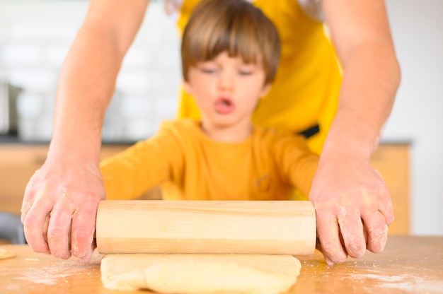 Pai e filho turva usando a raquete