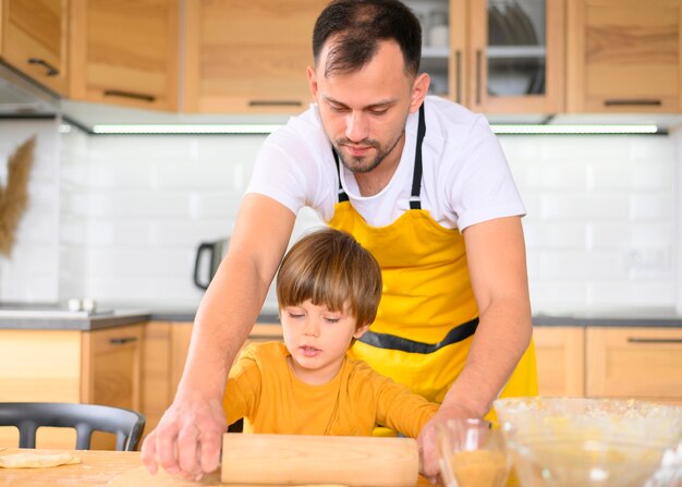 Pai e filho usando a raquete