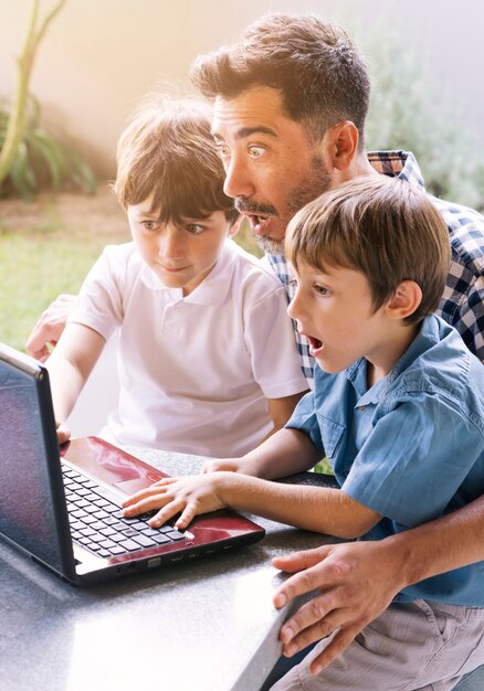 Pai e filhos felizes no dia dos pais