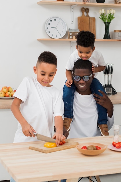 Pai e filhos juntos a preparar o jantar