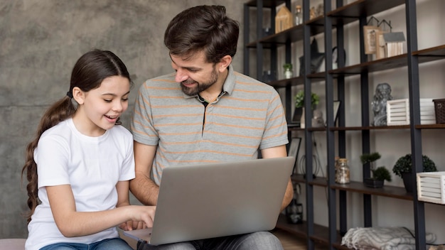 Foto grátis pai e menina usando laptop