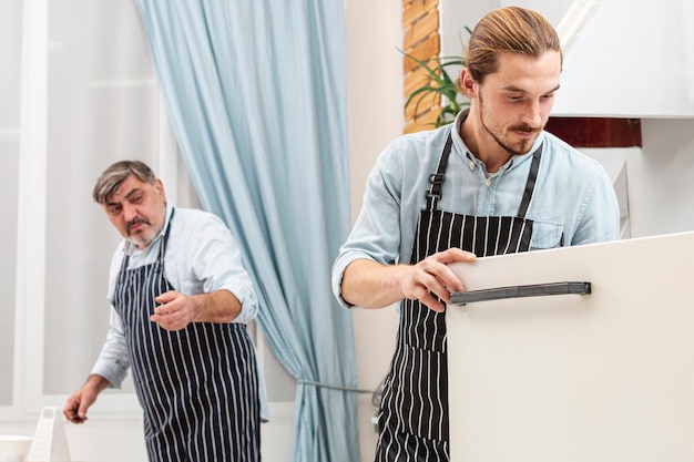 Pai elegante e filho cozinhar