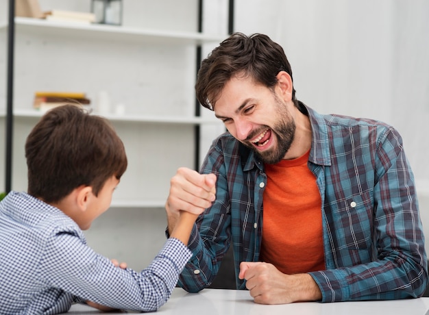 Pai engraçado fazendo skandenberg com seu filho