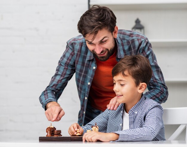 Pai ensinando filho a jogar xadrez